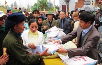 Rice distributed to poor people in Quang Binh to welcome Tet - ảnh 1